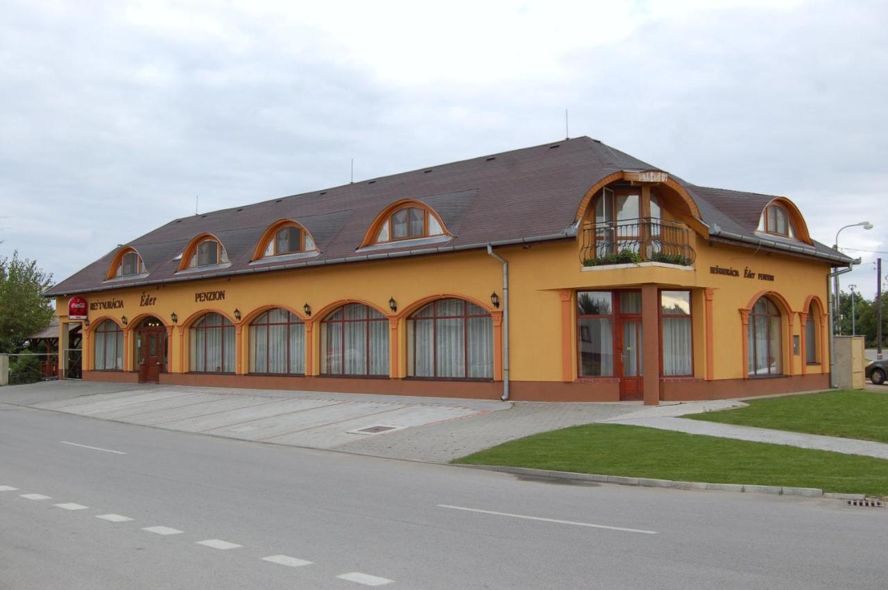 Eder Bed & Breakfast Nesvady Bagian luar foto